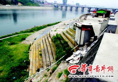 數(shù)十店鋪污水排漢江(圖)