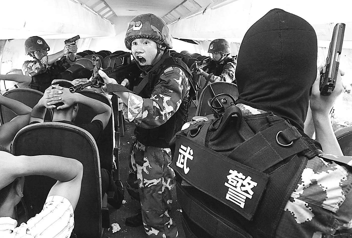 上海武警演练反劫机