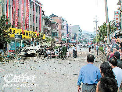 贵州天柱县:县城东门口客车突爆炸