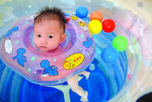 济南孤残婴儿享受水疗