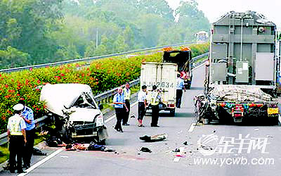 开阳高速公路恩平大槐路段昨晨发生一宗致使四人死亡的严重车祸(下图)