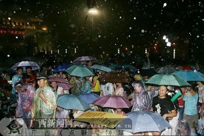 铁笼足球赛名次昨晚揭晓 朱茵雨后舞台放歌(图