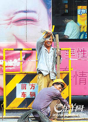 修路工人高温下封闭工作