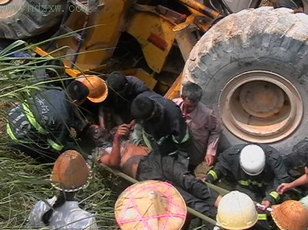 铲土机翻下山坡司机被压生死营救