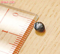 事发后,现场检获一粒四点五毫米钢珠(图片来源:香港太阳报)