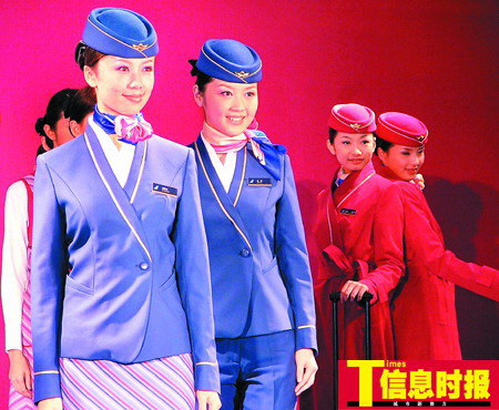 南航新式制服中,乘务长为蓝色,乘务员为红色.