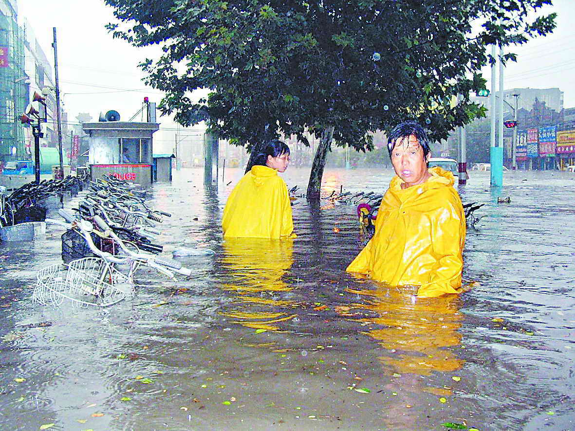 暴雨侵袭河北邢台：积水最深达1米，骑车老人被困后获救_降雨_任泽_市民