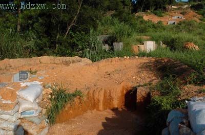 因福厦铁路建设征地拆迁,一些村民借"死人"做起"发财梦",纷纷建假坟墓