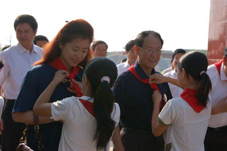 孩子们为胡德平部长与慈善大使戴红领巾