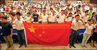 南京300新公务员宣誓上岗 将成为新鲜血液
