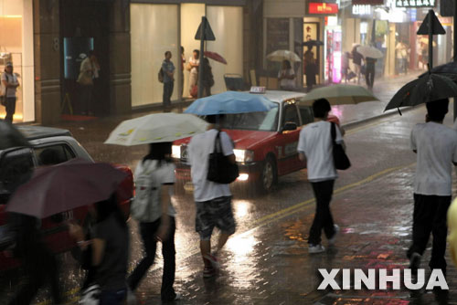 香港遭遇雷暴天气[组图]