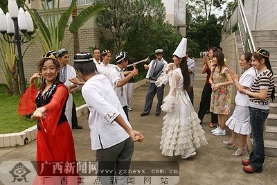 少数民族舞蹈班成广西高校新生入学新亮点