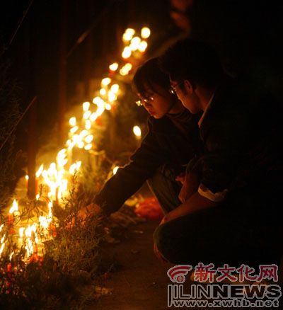昨日吉大南校区学生用烛光寄哀思送别遇难同学