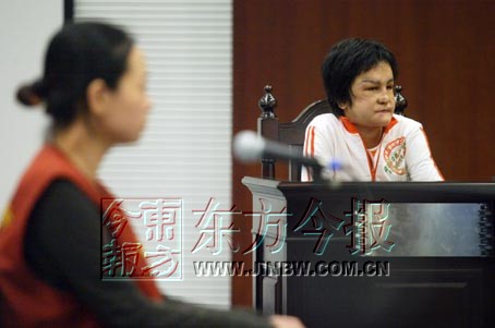 9月14日,蔡敏敏(右)首次与魏娟(左)在庭审现场面对面9月14日上午9时