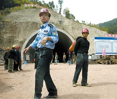 重庆竹林坪隧道4名工人被困47小时援救仍在继续