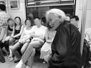 白发老人坐地铁无人让座