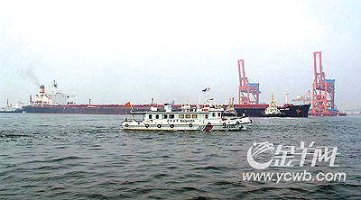 25万吨巨轮驶进湛江港