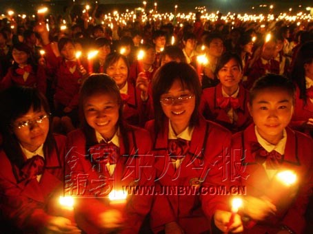 郑大西亚斯国际学院开学典礼 点起5500支红蜡