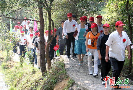 首届南昌梅岭旅游登山节开幕图