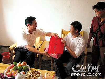 市委书记何伟青给灾民送上电视机和月饼