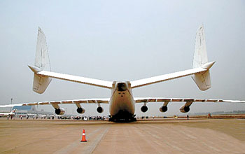 世界最大飞机首次降落大陆机场(图)