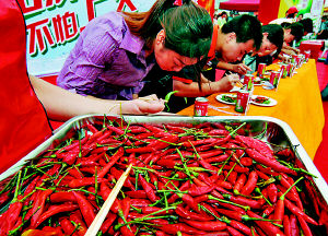 杭州举行吃辣椒比赛