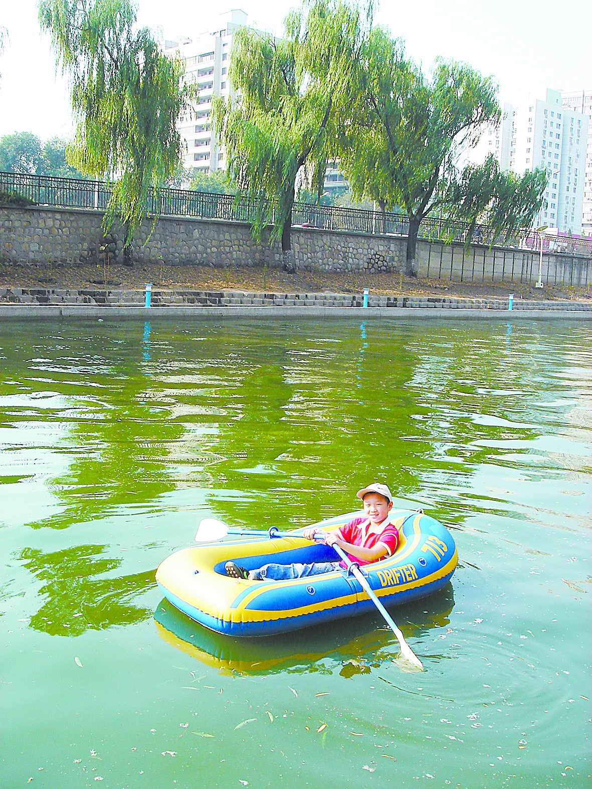 十一新玩法:市民护城河里划船