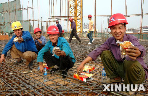 河南省济源市一在建工地的农民工高兴地品尝