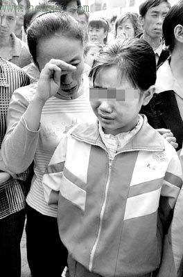 一下子失去双亲,小女孩几近崩溃   n本报记者 李帅 林丹 文/图