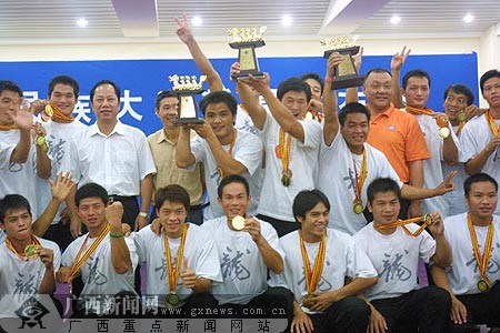 广西民族大学龙舟队勇夺两项桂冠 教练透露 绝