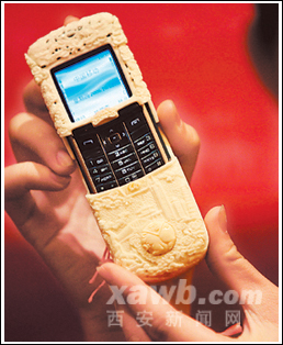 全球首部牙雕手机亮相广州估价18万(图)