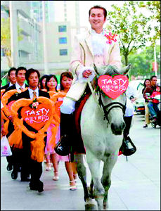 这对在马场骑马时邂逅并开始相恋的恋人,上演了一场浪漫的"白马王子