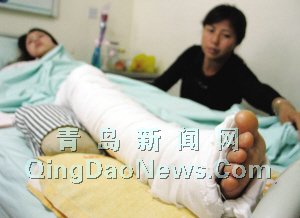 "昨日,右脚跟腱断裂的李女士躺在病床上说.