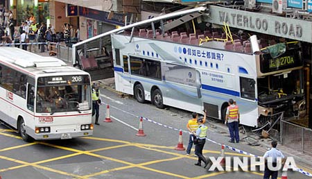 香港双层巴士失控驶向人行道1死12伤(图)