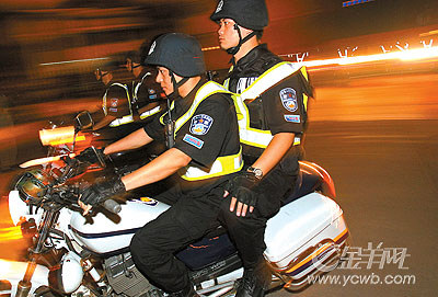 图:特警全副武装出巡本报记者陈秋明摄    (夏天/编制)