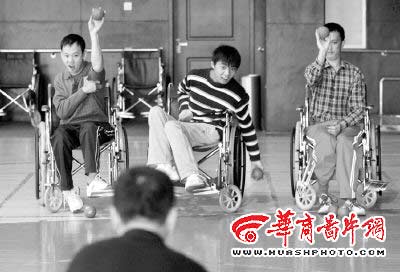 腦癱者：我盡力……讓國旗飄……起來……(圖)