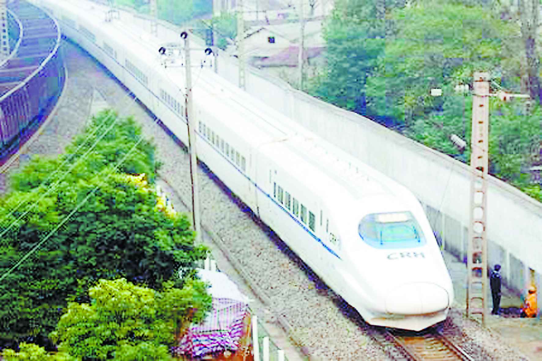 武汉中国最快客运火车首尾挂上子弹头