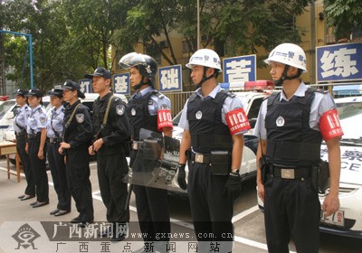 组图:南宁民警配发最新单警装备保障东盟峰会