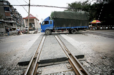 铁路道口"穿上"矩形橡胶垫 汽车过路噪音大降