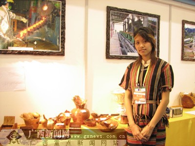 [魅力之城万象]老挝木雕家具手工艺品独具特色