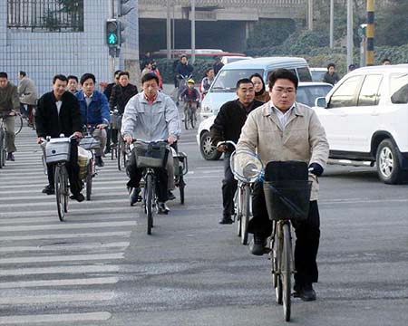 北京近35万辆私家车主动少开一天车(组图)