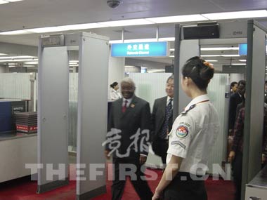 莫桑比克总统昨日离开北京