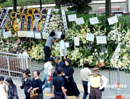 鲜花寄哀思 香港殡仪馆外成花海