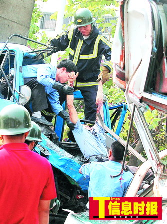 广东佛山货车与公车相撞5人死亡18人受伤(图)