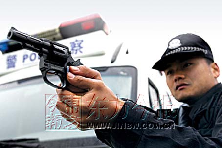 郑州特警首次展示新式警用转轮手枪 将跨区域作战演练