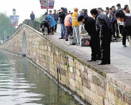 西湖断桥桥面局部塌陷