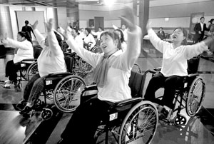 肢体残疾人 不误练瑜伽
