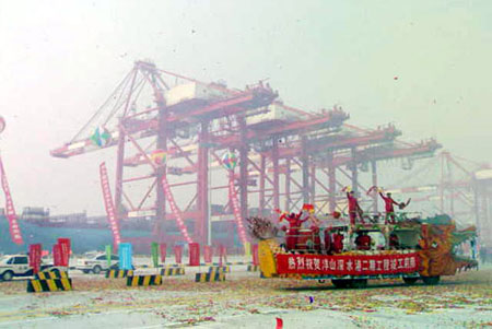 上海洋山深水港二期工程正式启用(组图)