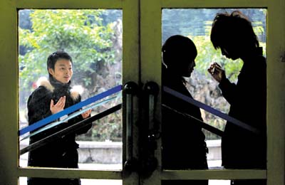 西政学生拍MTV赴英讲“防艾”