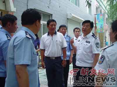四平市公安局副局长李云飞(右一)正在检查工作